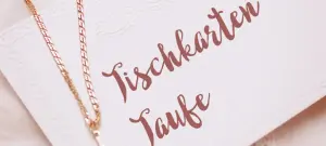 Tischkarte Taufe, weiß mit weinrotem Schriftzug, Namenskarten, Tischdeko, rosa Bändchen