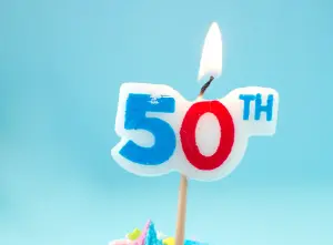 Besondere Cupcakes mit 50er-Kerzen gestalten, originell und passend zur Einladung