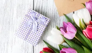 Geschenk, Einladungskarten und Umschläge auf einem Tisch