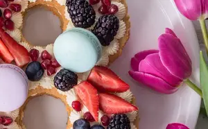 Bunter Kuchen zum Geburtstag mit Blumen
