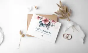 Antwortkarten Hochzeit von Erica und Erwin mit Blumen auf beiger Tischplatte