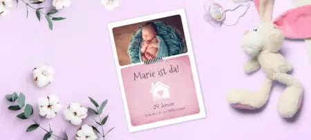 Babykarte als Klappkarte mit Foto von kleinem Baby, Blumen im Hintergrund