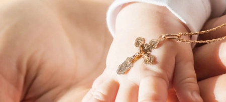 Goldene Kette mit Kreuz zur Taufe des Kindes