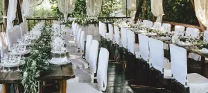 Festlich eingedeckte Tafel mit Tischkarten zur Hochzeit