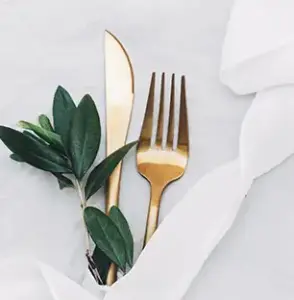 Goldenes Besteck in Serviette als Tischdekoration zum Geburtstag Kommunion Konfirmation oder zur Hochzeit
