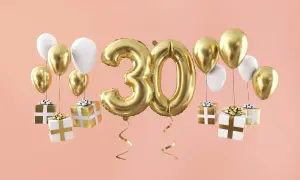 Goldene 30 als Ballon und runde gold weiße Luftballons auf orangenem Hintergrund, als Vorlage Geburtstagskarte
