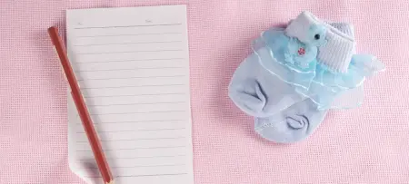 Blaue Babysocken mit kleinen Enten als Motiv