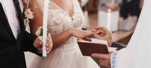Romantische und klassische Hochzeit, wo der Braut im weißen Kleid der Ring angesteckt wird