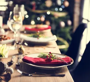 Tischkarten für Weihnachtsfeier auf weiß gold gedecktem Tisch zu Weihnachten