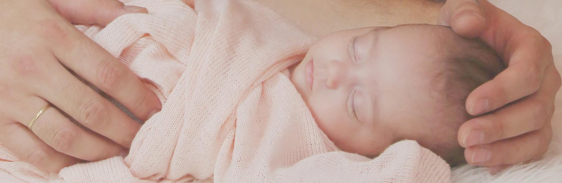Schlafendes Baby mit rosa Decke, Glückwünsche und Sprüche zur Geburt, süße Geburtssprüche für das kleine Wunder