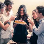 Geburtstagsfeier mit Kuchen