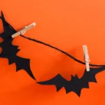 Halloween-Deko: Fledermäuse auf der Leine
