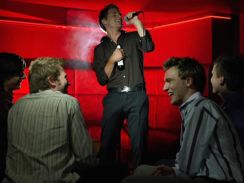 Die Aufgabe für den Junggesellen: Karaoke singen