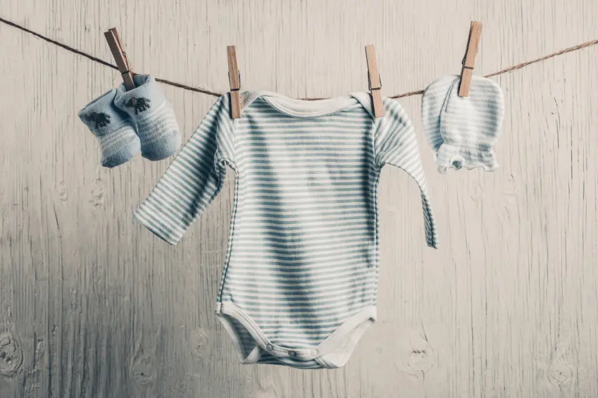 Babykleidung auf Wäscheleine