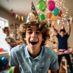 Geburtstagsparty Teenager, lustige und coole Partyspiele für Teenager, Ideen und Mottos für Jugendliche zum 13. Geburtstag oder 14. Geburtstag, Kindergeburtstag für Teenies feiern, Junge mit Partyhut lacht in Kamera, im Hintergrund die Partygäste