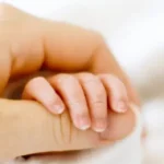 Hände eines Neugeborenen