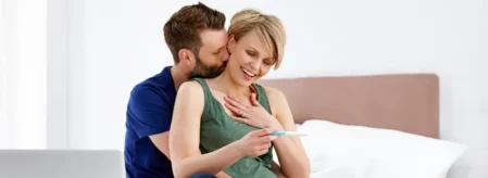Paar freut sich über Schwangerschaft