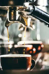Kaffeetasse unter einer Espressomaschine