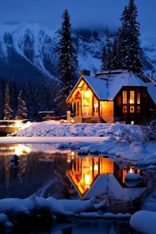 Hütte im Wald im Winter