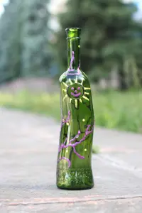 Grüne Flasche mit Verzierung