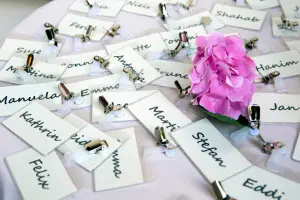 Namensschilder bei einer Hochzeit