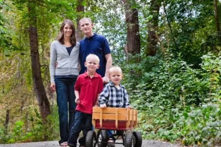 Familie beim Ausflug mit Bollerwagen