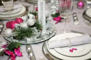 Silberne Tischdeko zum Weihnachtsfest