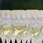Sekt in Gläsern zu einer Feier, alles über den Schaumwein, von trocken bis halbtrocken, alkoholfreien Sekt, Riesling Sekt, Champagner, Sekt brut und mehr,