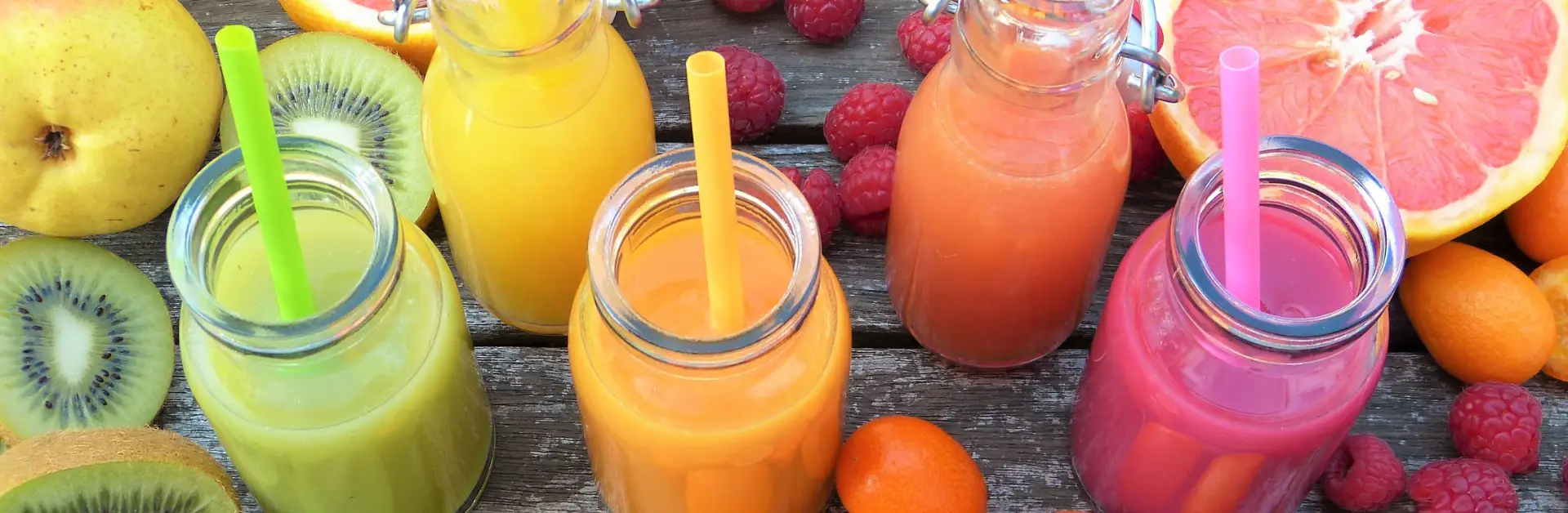 Detox mit Saftkur, vegane Säfte aus Gemüse oder Obst, aktuelle Ernährungstrends
