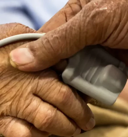 Sterbephasen: Arzt hält Hand des Patienten