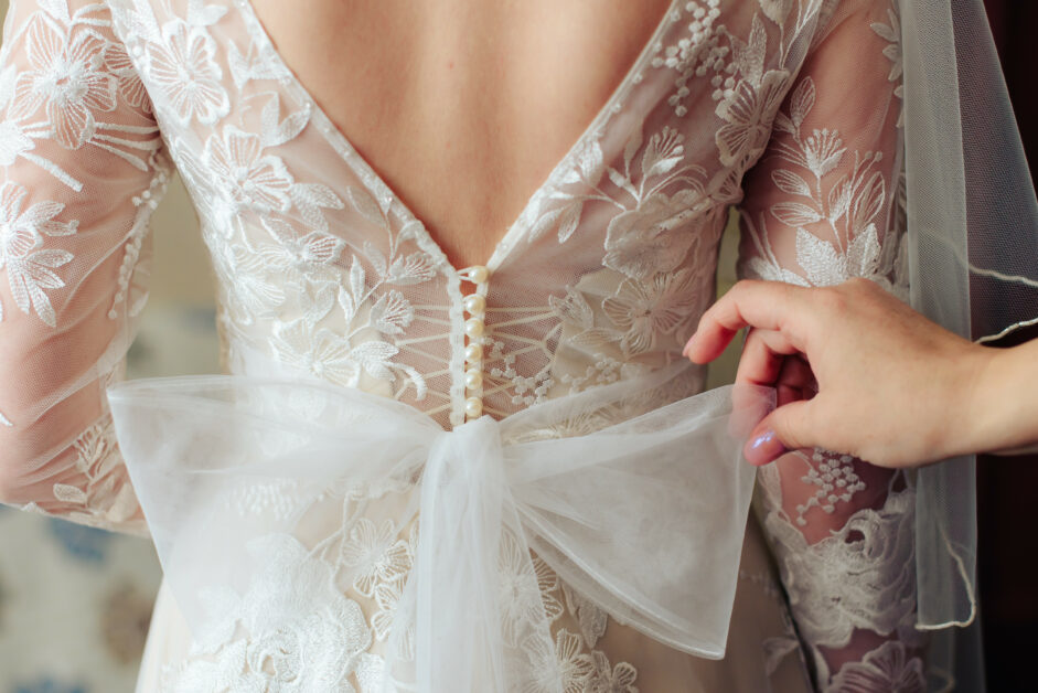 Hochzeitskleid, Ankleiden

