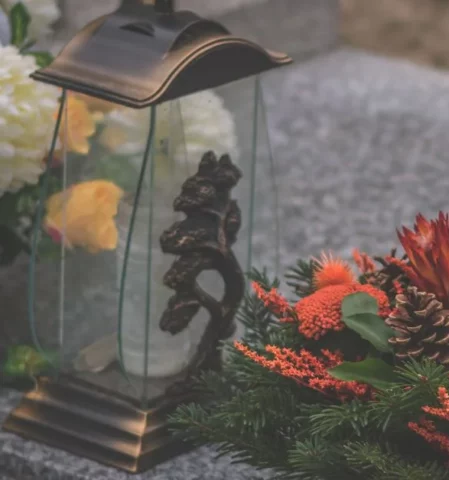 Grab Schmuck mit Kranz und Blumen, Grabstätte mit Grabgesteck oder Schale dekorieren, Grabdeko für Beerdigung oder Grab auf Friedhof