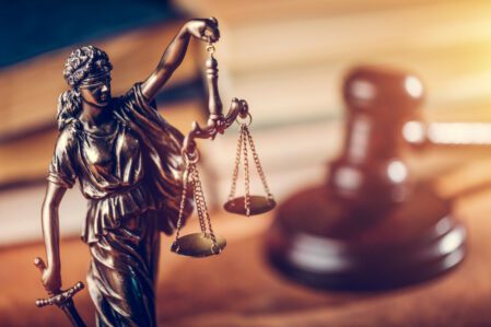 Justitia mit Waage und Schwert und ein Gerichtshammer