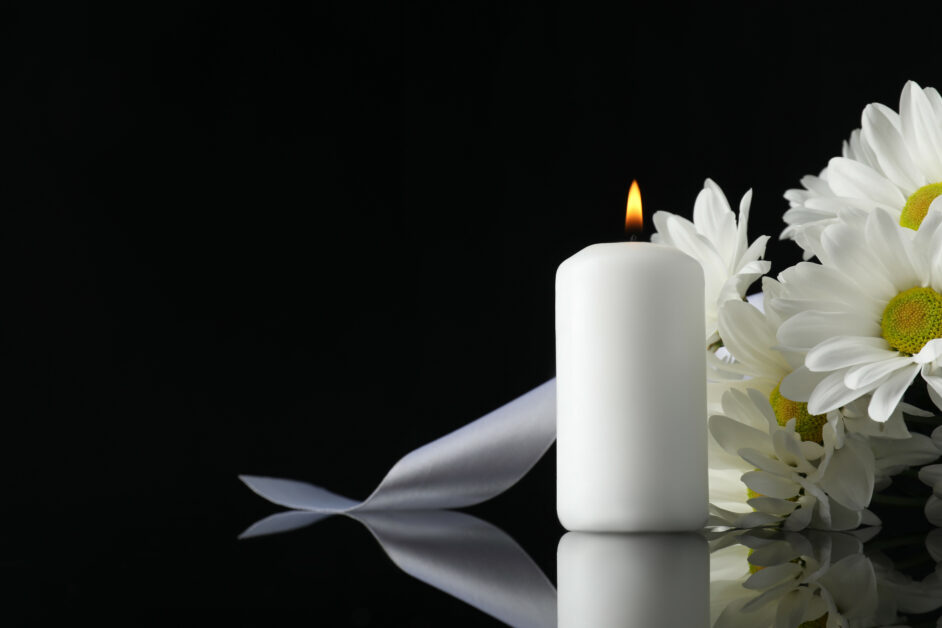 Trauerfall, Kerze und Blumen
