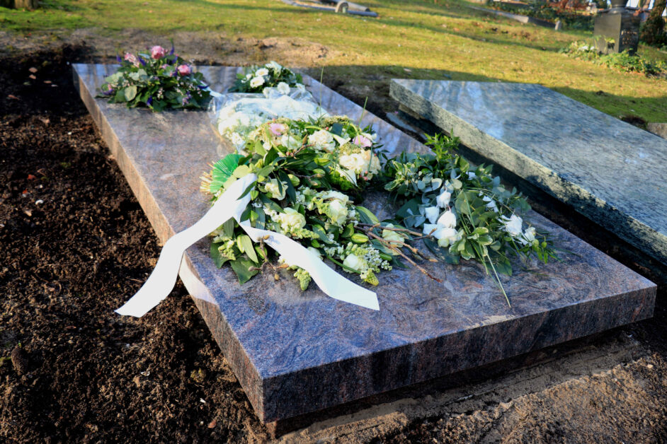 Trauerschleife auf dem Grab

