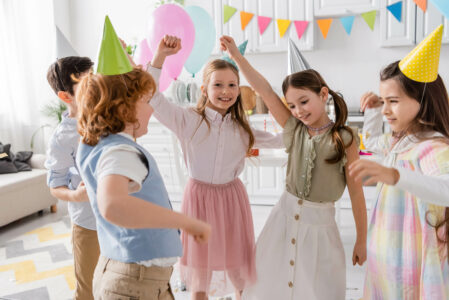 Kindergeburtstag 6 Jahre Spiel Tanz auf der Zeitung
