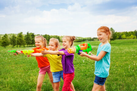 Kindergeburtstagsspiele 3 Jahre Wasserpistolen
