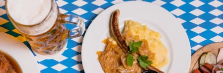 Einladung Oktoberfest, rustikale, bayrische Einladungskarten selbst basteln und bayrisch Oktoberfest feiern mit Bretzn, Weißwurst, blau-weißer Deko