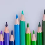 Buntstifte nach Farben sortiert, Material für Schulstart oder Einschulung in die Grundschule