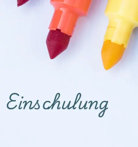 Sprüche zur Einschulung in Schreibschrift, bunte Filzstifte, Schöne Glückwünsche zum Schulstart für Kinder
