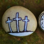 Christliche Symbole: Kreuz, Fisch-Symbol und Gab von Jesus auf Steine gemalt