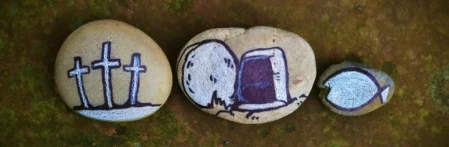 Christliche Symbole: Kreuz, Fisch-Symbol und Gab von Jesus auf Steine gemalt