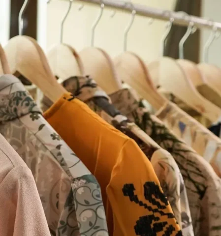 Kleiderstange mit verschiedenen Blusen