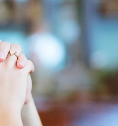 Fürbitten Konfirmation: Mädchen betet in der evangelischen Kirche zu Gott